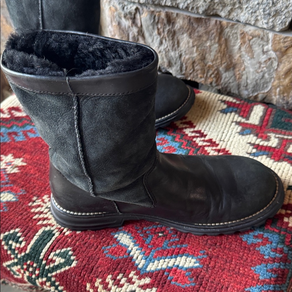 UGG Australia Style 5381 Black Leather/Sheepskin Lines Size 8 Boots - Picture 4 of 8